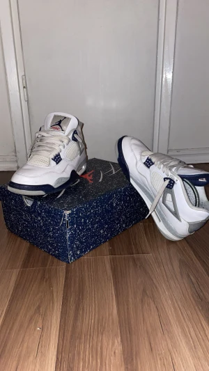 Nike Air Jordan 4 Retro vit/blå - Säljer Nike Air Jordan skor vit/blå färg är i jätte bra skick och passar perfekt inför vintern, håller dig stilig och varm, de är använda 1 månad men inga märken syns alls, priset är perfekt annars går det att diskutera, passa på och köp❄️