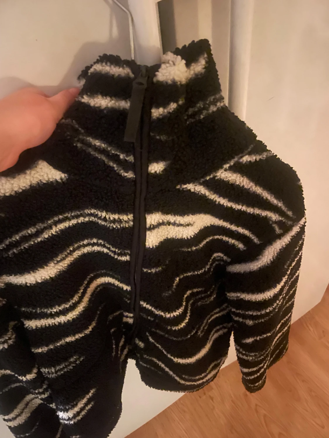 Svart teddyjacka med zebramönster - 3