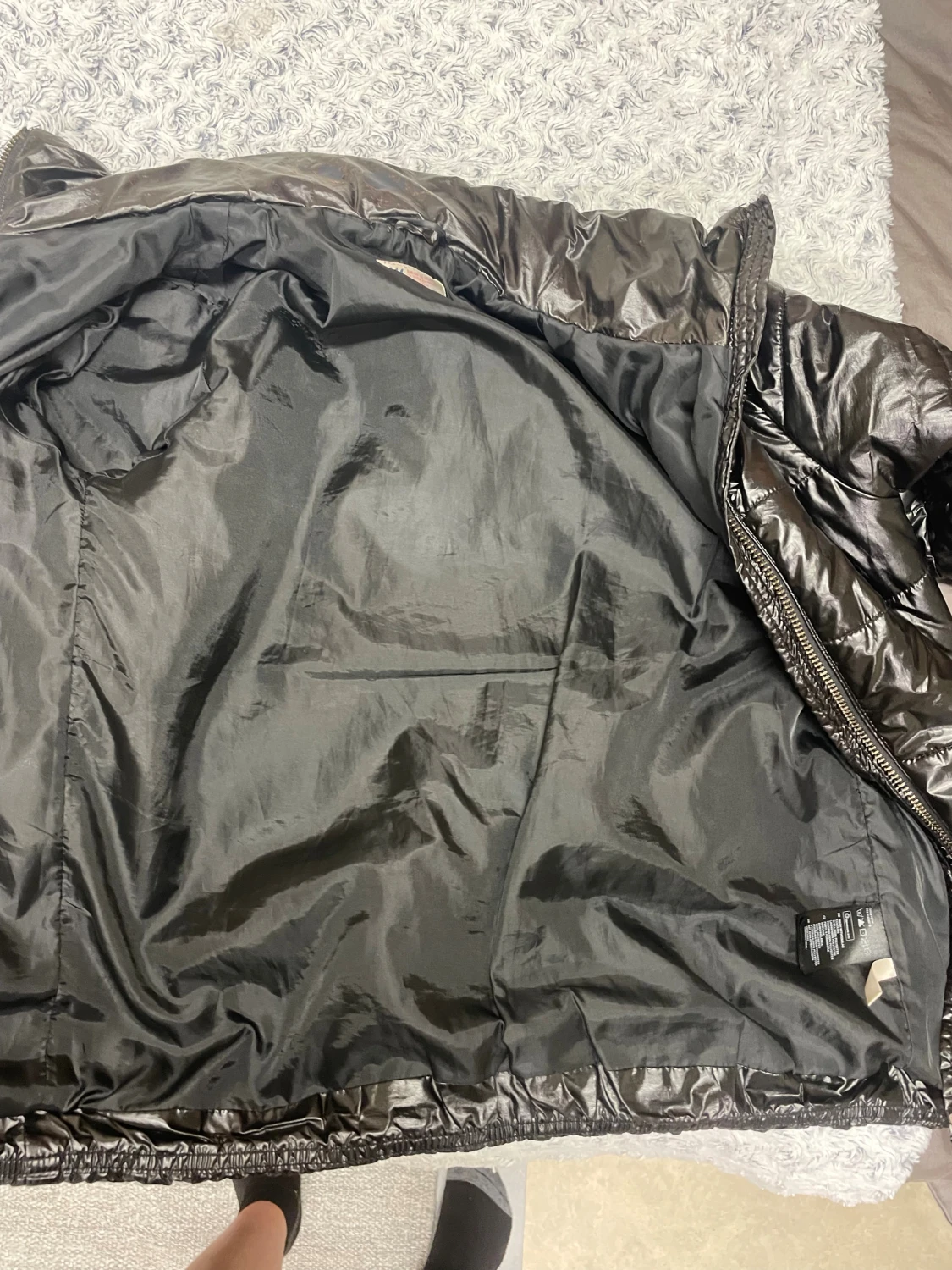 Svart glansig pufferjacka - 1