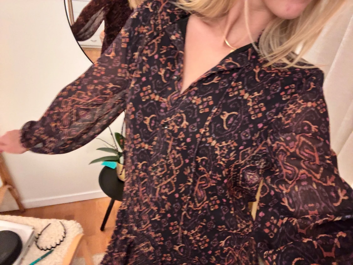 Mörk mönstrad kortklänning med volang - 5