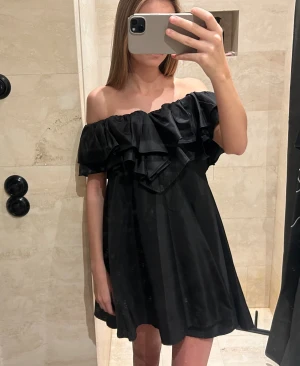 Svart klänning  - Säljer denna svarta off shoulder klänningen. Endast använd en gång! Something new heter märket, men köpt från Asos för ca 850💗
