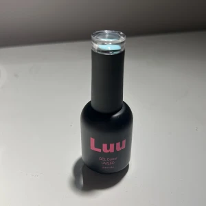 Gellack - UV/LED Gellack från luu nails i färgen 239, en blågrön/ turkos färg. Jättefin men råkade köpa dubbla av samma färg, köpt för 130kr