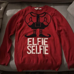 Jultröja - Rolig jultröja från H&M. Fint skick, nästan ny. storlekslappen i nacken lite trasig men inget som påverkar tröjan. Rök-/djurfritt hem.