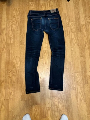 Nudie jeans - Säljer ett par väldigt feta nudie selvage jeans i  storlek 30/32. Jeansen är mer åt de slim fit hållet så inget för dig om du söker något mer straight. Slitningarna är hemmagjorda och väldigt unika, vid frågor/funderingar är de bara att skriva.