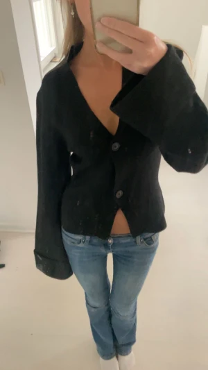 Svart tröja från Gina tricot  - Svart tröja med knappar från Gina tricot, aldrig använd💞
