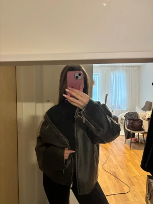 Oversized svart/brun skinnjacka Gina Tricot - Skinnjacka i läderimitation, i svart/brun färg. Storlek M/L så sitter snyggt ovesized på mig som vanligtvis är en S i jackor 💕 I bra skick, inga defekter eller annat! Nypris 799:-  Kan tänka mig att gå med i pris, beroende på, så skriv för mer information eller bilder!                           (Annonsen ligger uppe på fler sidor)