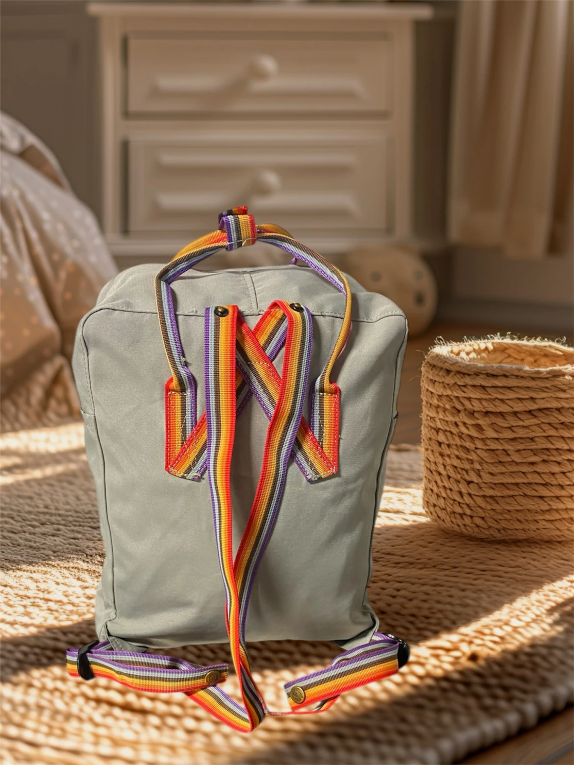 Grå Fjällräven Kånken ryggsäck med regnbågsband - 2