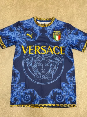 Italien Puma Fotbollströja - Tja! Säljer denna stilrena Blåa Italien Puma Fotbollströjan ! Storlek S  / Skick 10/10 nästan aldrig använd! Priset är ej hugget i sten, tveka inte att kontakta vid frågor eller funderingar!