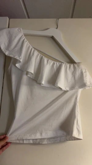 Topp shein - Säljer en gullig topp från shein då den inte kommer till användning. Bra skick.