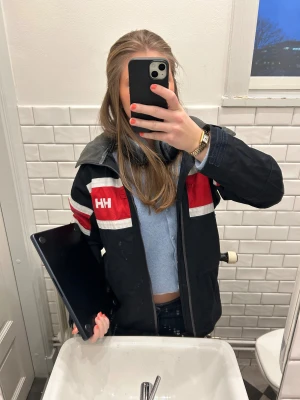 Helly Hansen jacka - Jättesnygg Helly Hansen jacka! Fungerar väl i regn🩵🩵
