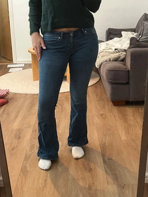 Blå jeans bootcut - Blå bootcut jeans, använda 1 gång. Lite korta på mig som är 164, andra bilden visar färgen bättre 