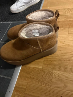 UGG W Classic Ultra Mini Platform - UGG W Classic Ultra Mini Platform. Använt skick men fint skick. Storlek 39