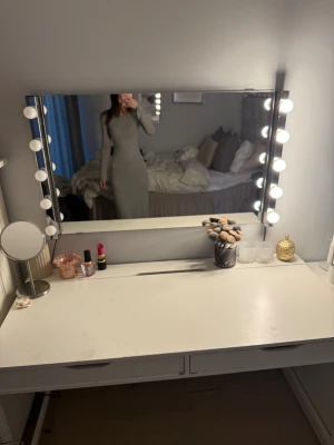 Grå långärmad klänning Gina Tricot - Slimmad grå långklänning från Gina Tricot i mjuk bomull. Klänningen har lång ärm och rund hals, med en enkel och stilren design som sitter snyggt på kroppen. Perfekt för dig som gillar minimalistisk och clean look, med volmangärmar/{uppvikta ärmar}