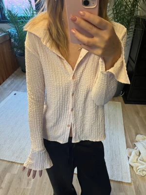 Ljusrosa skjorta från Lindex, S - Säljer en ljusrosa skjorta från Lindex i storlek S. Skjortan har ett krispigt, strukturerat tyg, bred krage och långa ärmar med lätt utsvängda muddar. Knappar framtill och en chill, loose passform. Perfekt för dig som gillar mjuka pasteller och coola detaljer.