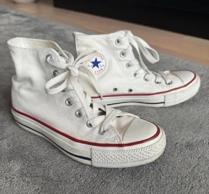 Vita Converse All Star high tops - Vita converse, köpta på plock inte använt nån gång. Jättebra skick, skriv vid funderingar 