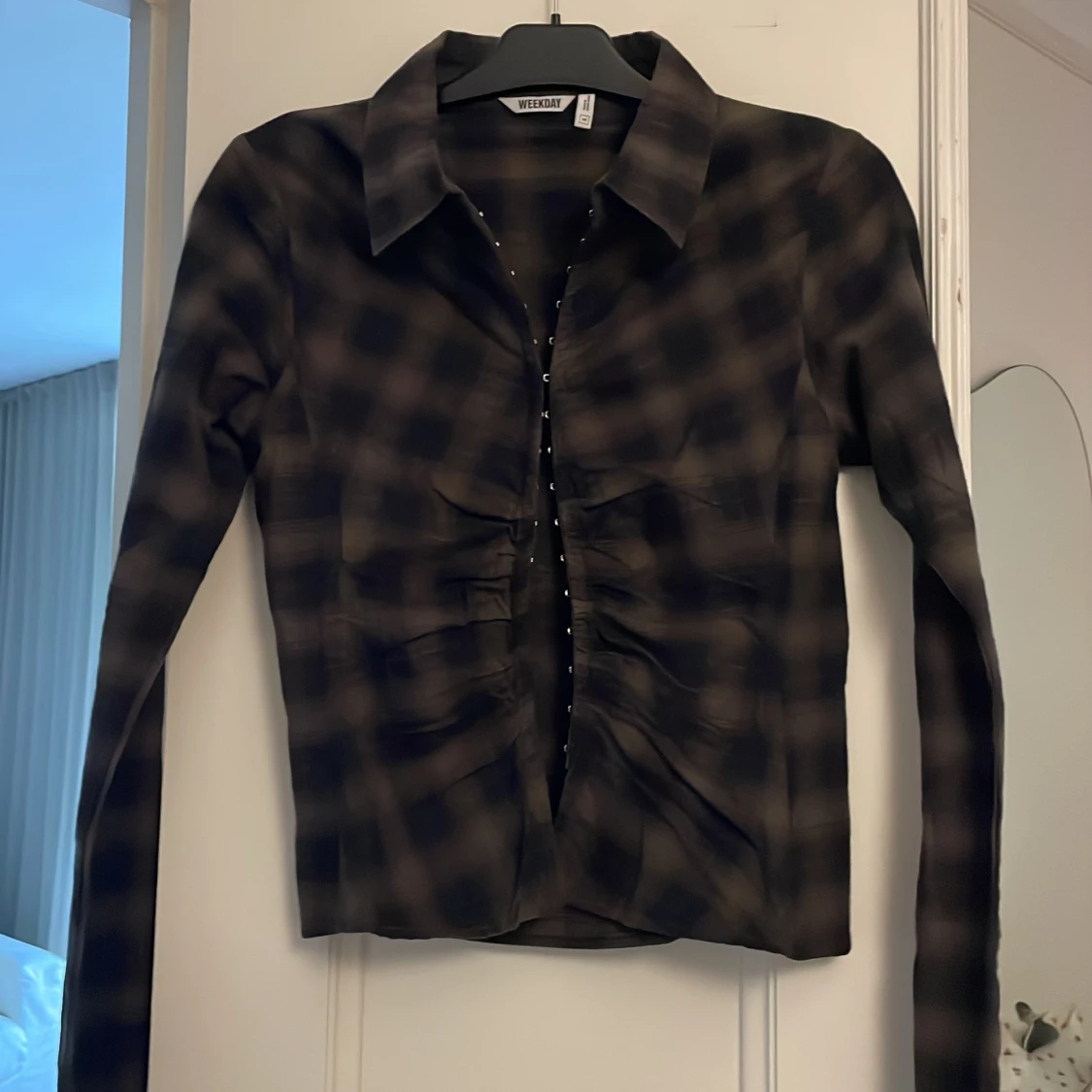 Rutig mörk skjorta från Weekday