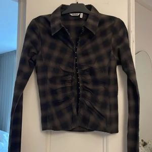 Rutig mörk skjorta från Weekday - Helt oanvänd tröja från weekday. 