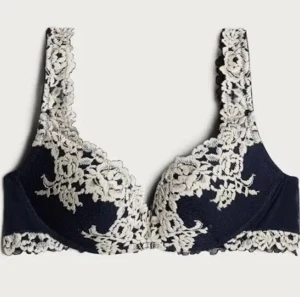 Intimissimi bh - Supersnygg mörkblå blus med vit spets och broderade blommor. Blusen har breda axelband och ärmlös design, perfekt för att ge en elegant touch till din outfit. Spetsdetaljerna ger en lyxig känsla och blommönstret gör den extra unik.
