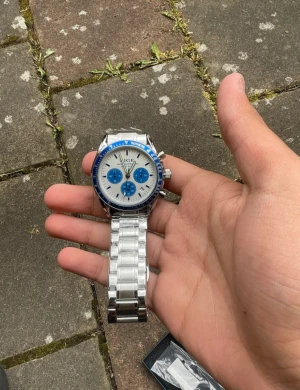 LIGE silverfärgad kronografklocka - KAN DISKUTERA PRISET PRIVAT                                                                              Säljer en snygg kronografklocka från LIGE med silverfärgat armband i metall och vit urtavla med blå detaljer. Klockan har blå bezel, tre subdials och datumvisning. Kommer med originalask och manual. Perfekt för dig som gillar sportig och stilren design.