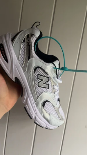 New Balance 530 vita sneakers - Säljer ett par fräscha New Balance 530 sneakers i nytt skick (10/10)  (Sko kartong lite trasig)             Pris kan diskuteras