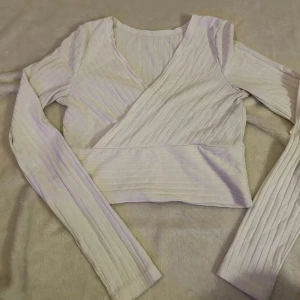 Långärmad topp - Säljer en vit långärmad ribbad topp från Shein i storlek XS/34. Toppen sitter jättefint på och passar till allt.🩷