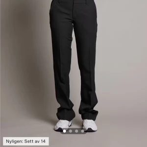 BikBok Kostymbyxor Lådmidja Tall - Säljer dessa kostymbyxor från bikbok. Det är lågdmidjade och tall storlek 40/M. De sitter perfekt i längden och jag är 175cm!! Nypris: 499kr 