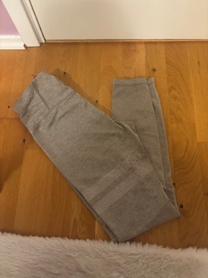 Biege träningsbyxor från stronger - Biege träningsbyxor från stronger. använda flertal gånger i strolek XS