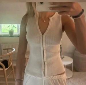 Populär topp från Zara  - Suuuper populär  och snygg topp från Zara i storlek S , aldrig använd därav i nyskick !! ☺️