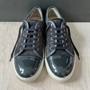 Lanvins uk10  - Lanvins uk 10, riktigt bra skick förutom lite slitage på under sulan.  HÅL UNDER SULAN SKICKA MEDDELANDE FÖR BILDER PÅ HÅLET 