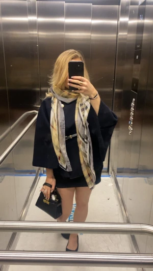 Burberry halsduk/scarf - Burberry scarf köpt för 8800kr säljer för 6400kr