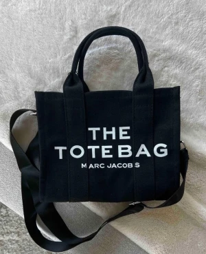 Marc Jacobs The Tote Bag - Använd en gång så den är i väldigt fint skick. Köpt för 2500kr.