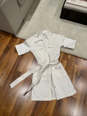 Vit jeansklänning  - Snygg jeansklänning från NA-KD i storlek 32