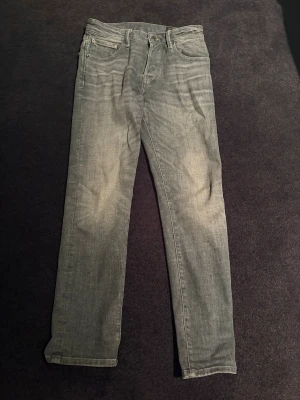 Jack & Jones jeans - Jack & Jones jeans med raka ben, endast lite använda och i väldigt bra skick. Storlek 28/30