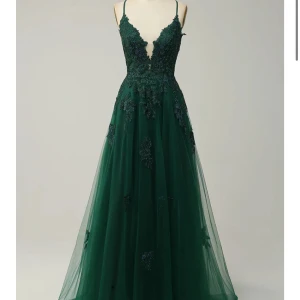 Balklänning - Super fin mörkgrön balklänning som passar perfekt på galor och bal, storlek xs-s. Använd en gång och får inte mer användning av den så därför säljs den💕Den är professionellt uppsydd i botten men inget som märks eller syns överhuvudtaget. Bara att skriva om frågor eller fler bilder!❤️❤️