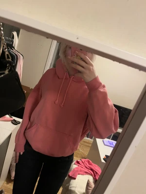 Hoodie - Super skön men anvönda inte längre. skriv om du undrsr något😊