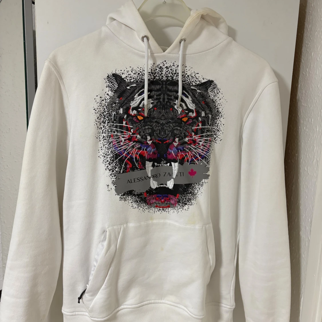Vit hoodie med tigertryck Alessandro Zavetti