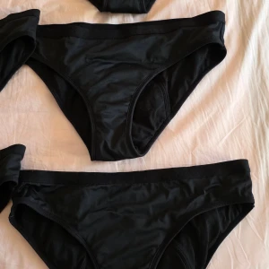 5 nya svarta menstrosor L samt 2 bikini Menstrosa L  - Nya oanvända menstrosor L och 2 nya mens bikini trosor säljes pga fel storlek