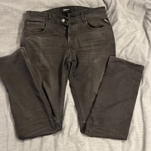 Svarta Replay jeans straight fit - Snygga svarta jeans från Replay med klassisk femficksdesign och raka ben. Jeansen har normal midja och subtila Replay-detaljer på fickorna. Perfekta för dig som gillar en stilren och enkel look. Materialet är mjukt och följsamt jeans. W31 och L32. Nypris: 899kr 😂🤬💔.  Mitt pris: 399kr 🎉🎊😍. Skriv för fler bilder.