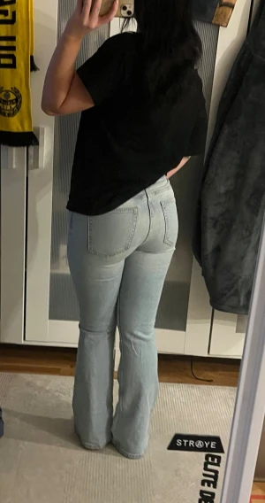 Ljusblå bootcut jeans - Ljusa jeans, använda fåtal gånger. Passar perfekt för oss som är lite kortare i längden, jag är 160. Inga defekter❣️