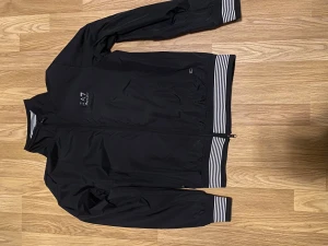 Emporio Armani jacka  - Sjukt snygg Emporio Armani jacka, Det är storlek S och mycket bra skick. Snabb affär 349kr annars 449kr!