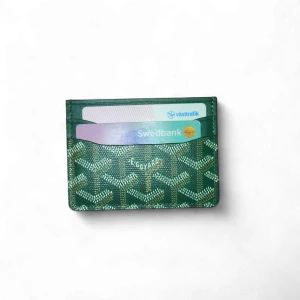 Grischyard Korthållare Grön - ✨ Säljer detta i fint skick – redo för en ny ägare! ✅ Fräscht, väl omhändertaget och redo att användas direkt. 💸 Jag är öppen för många erbjudanden, särskilt om du vill göra en snabb affär – tveka inte att skicka ditt prisförslag! 🚚 Snabb leverans och alltid väl förpackat.