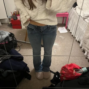 Ltb valerie jeans - Skitsnygga blåa lågmidjade jeans från Ltb . Har möjligtvis små små slitningar längst ner på baksidan. Strl 25x30, är 158 cm lång