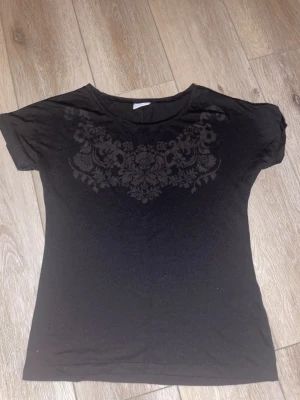 Svart t-shirt från vila - Tröjan är i storlek s men är rätt stor och stretchig