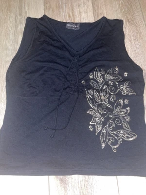 Svart linnetopp från never mind - Storlek m men tröjan är stretchig och lite större