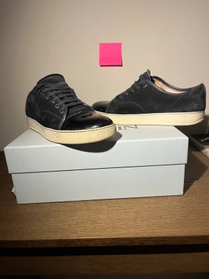 Mörkblåa lanvins - Säljer nu ett par mörkblåa lanvins i storlek 46! Sulan är rätt så sliten och mockan på högerskon är också lite sliten, men annars ser de bra ut! Kvitto kan finnas! (Hittar ej just nu) men annars är allt og kvar! Skriv vid frågor eller funderingar!