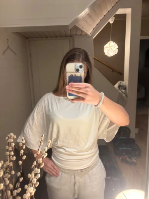 Vit poncho topp  - Vit poncho topp från Nelly i stl M, använd 1 gång och är i fint skick