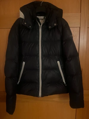 Woolrich Jacka - Svart Woolrich Jacka. Strl:M.  Skick: 8/10. Tveka inte att höra av dig vid frågor!