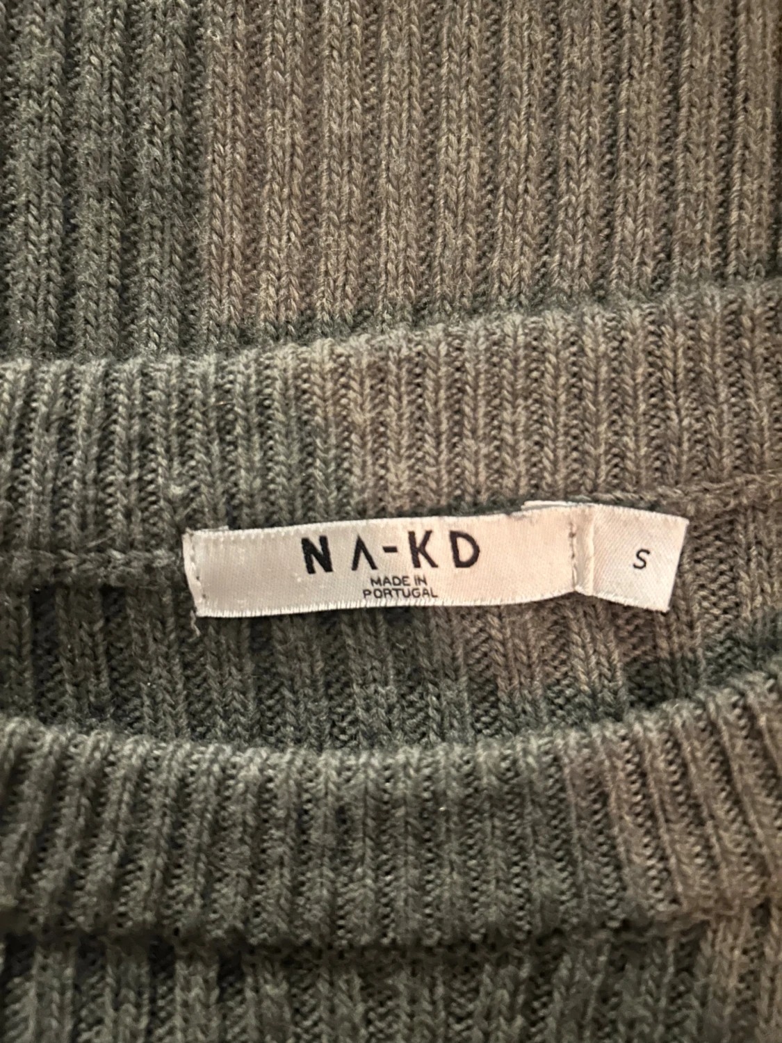 Grå ribbstickad tröja från NA-KD - 2