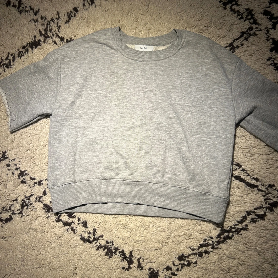 Grå croppad sweatshirt 