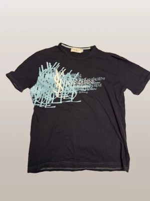Ysl T-shirt - Blå t-shirt från Yves Saint Laurent med tryck | strolek M | inga defekter | kan gå ner i pris vid snabb affär